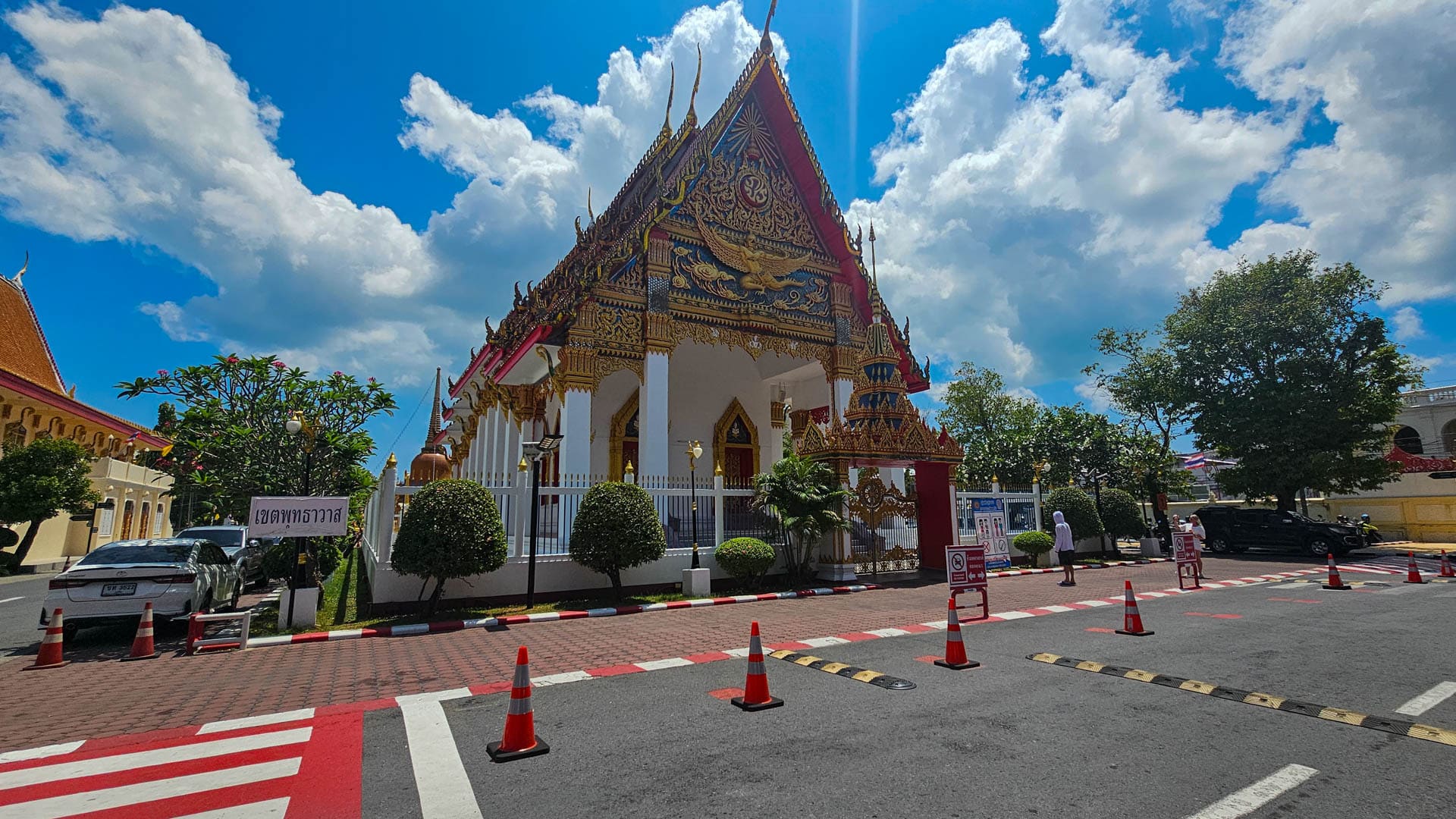 Wat Mongkolnimit entrance-side ordination hall